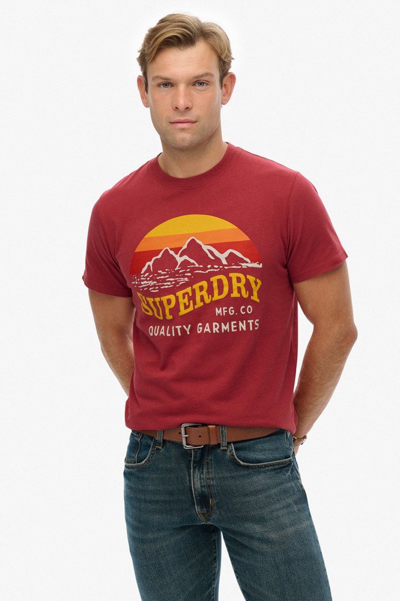  Camiseta Superdry Great Outdoors Relaxed Fit con estampado gráfico frontal. Tejido de algodón, corte cómodo y estilo casual con aire aventurero. 