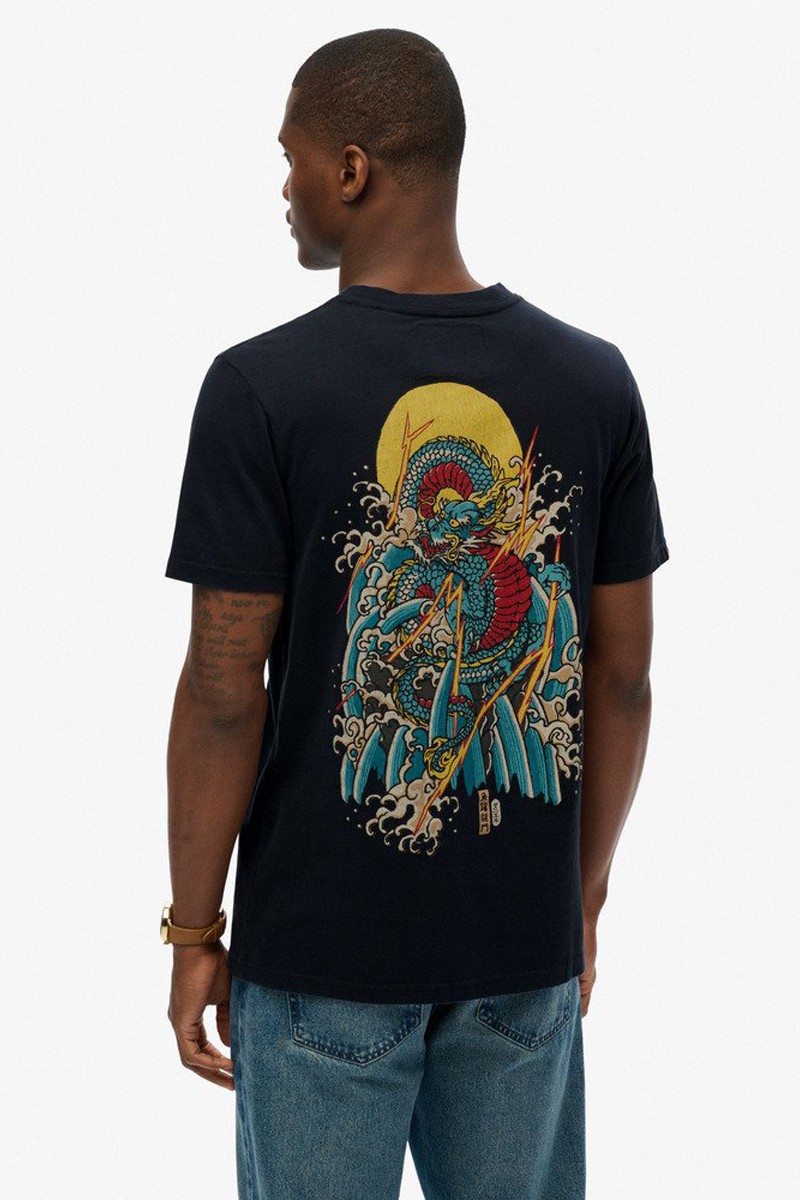  Camiseta Superdry Vintage Logo Tokyo Relaxed Fit con gráfico frontal, tejido 100 % algodón y corte cómodo. Un básico urbano con inspiración japonesa. 