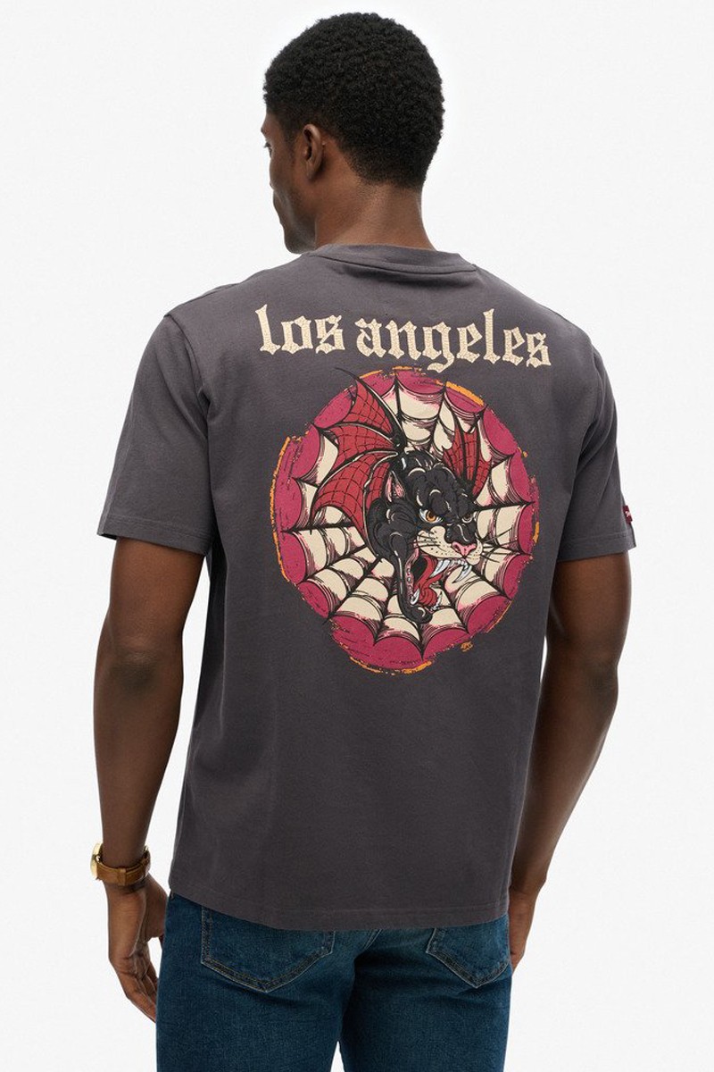  Camiseta Superdry Tattoo Loose Fit con gráfico estilo tatuaje. Corte holgado, algodón suave y diseño con personalidad para looks urbanos y desenfadados. 