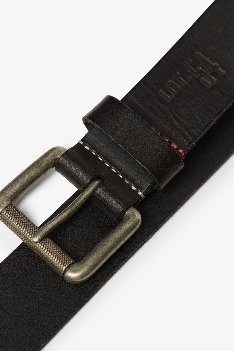  Cinturón Superdry Badgeman de piel con hebilla metálica y logo grabado. Estilo casual y resistente, perfecto para looks urbanos y diarios. 