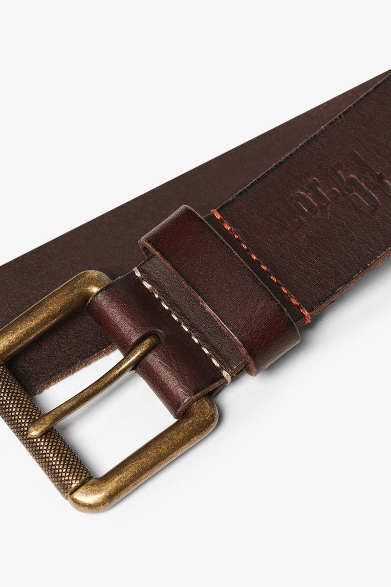  Cinturón Superdry Badgeman de piel con hebilla metálica y logo grabado. Estilo casual y resistente, perfecto para looks urbanos y diarios. 