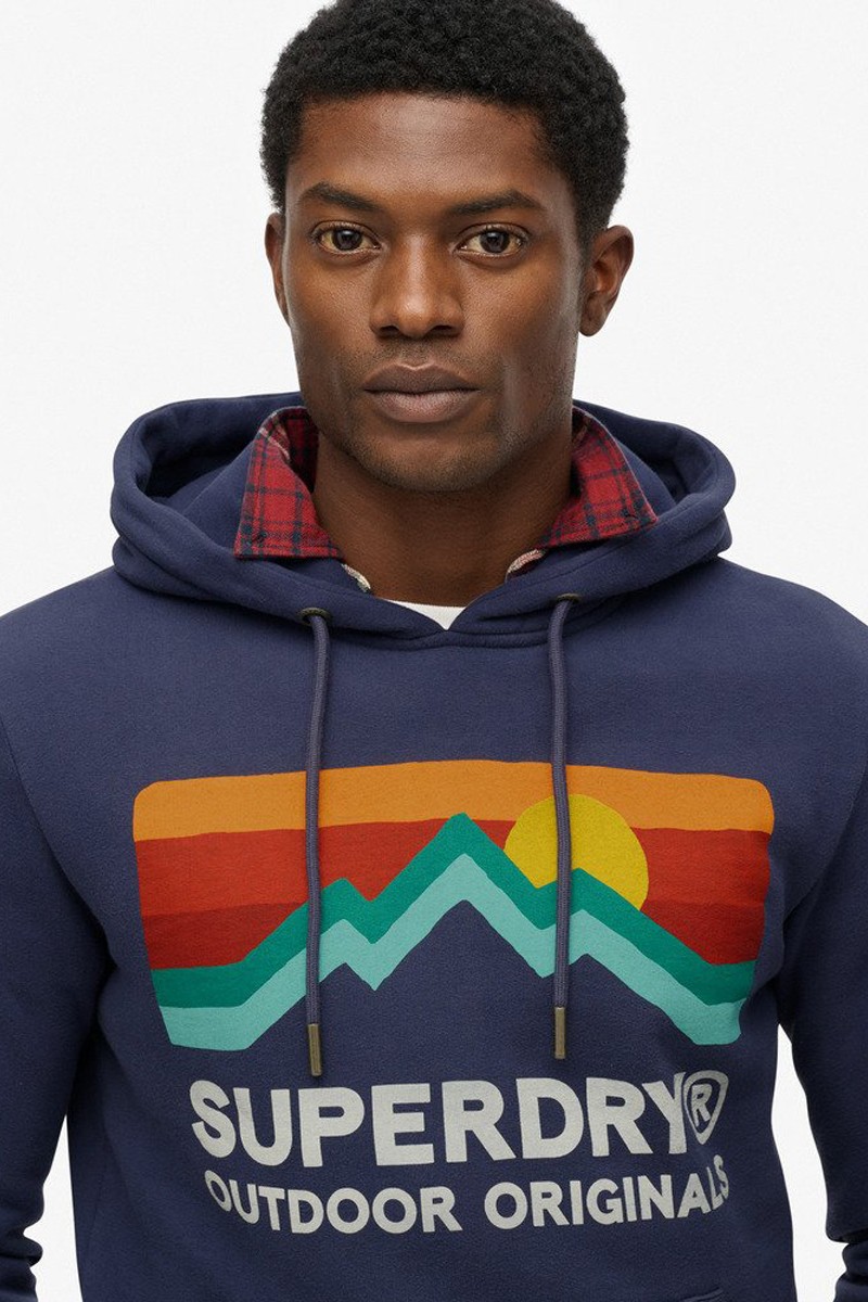  Sudadera Superdry Great Outdoors Relaxed azul marino con capucha y estampado frontal. Corte cómodo, tejido suave y estilo casual con aire outdoor. 