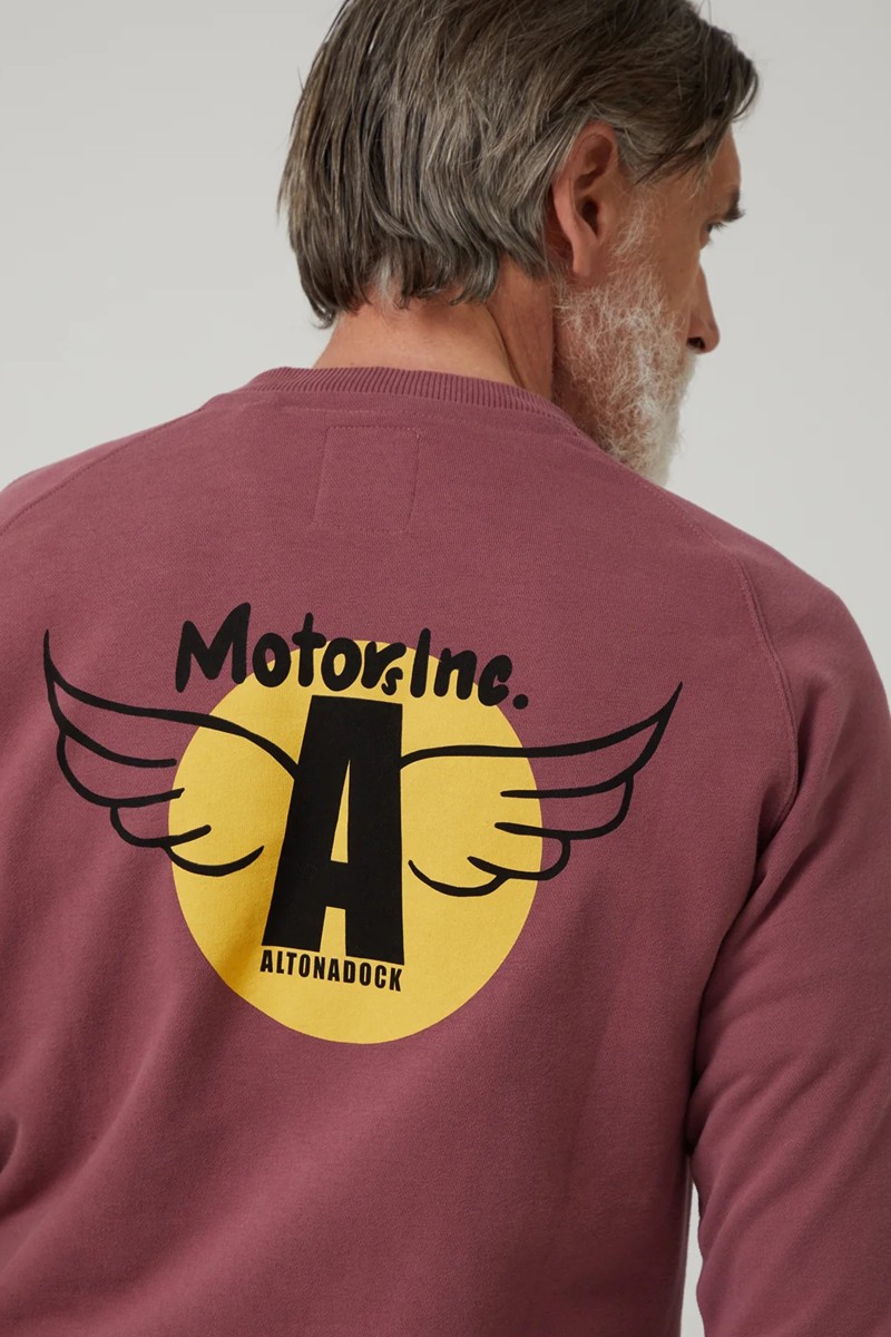  Sudadera Altonadock Motors Inc en tono granate, con mezcla de algodón y poliéster. Diseño urbano con capucha, corte cómodo y logo “Motors Inc.” para un look con carácter. 