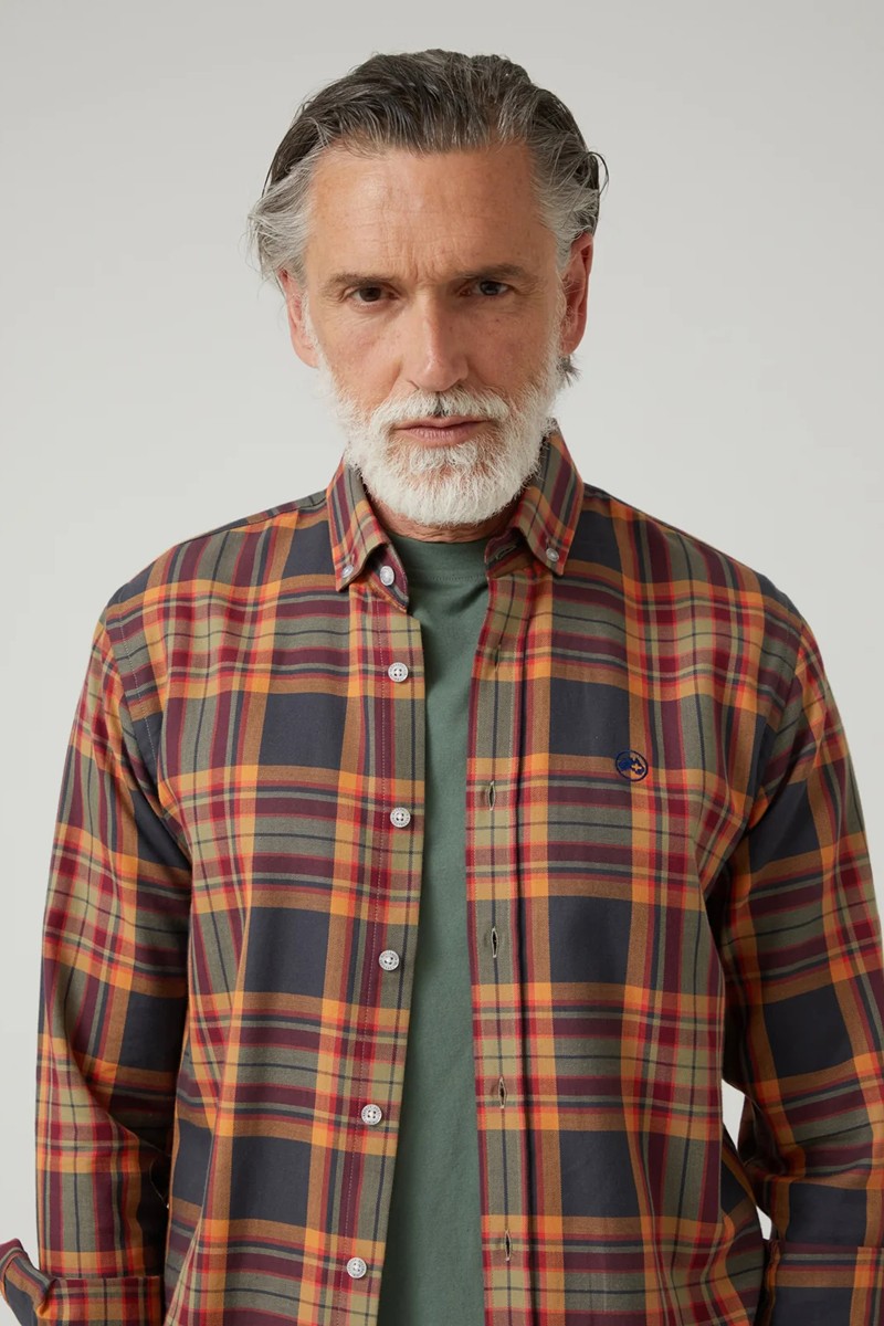  Camisa Altonadock de cuadros con tejido cómodo y corte clásico. Ideal para un estilo desenfadado, urbano y con carácter propio. 