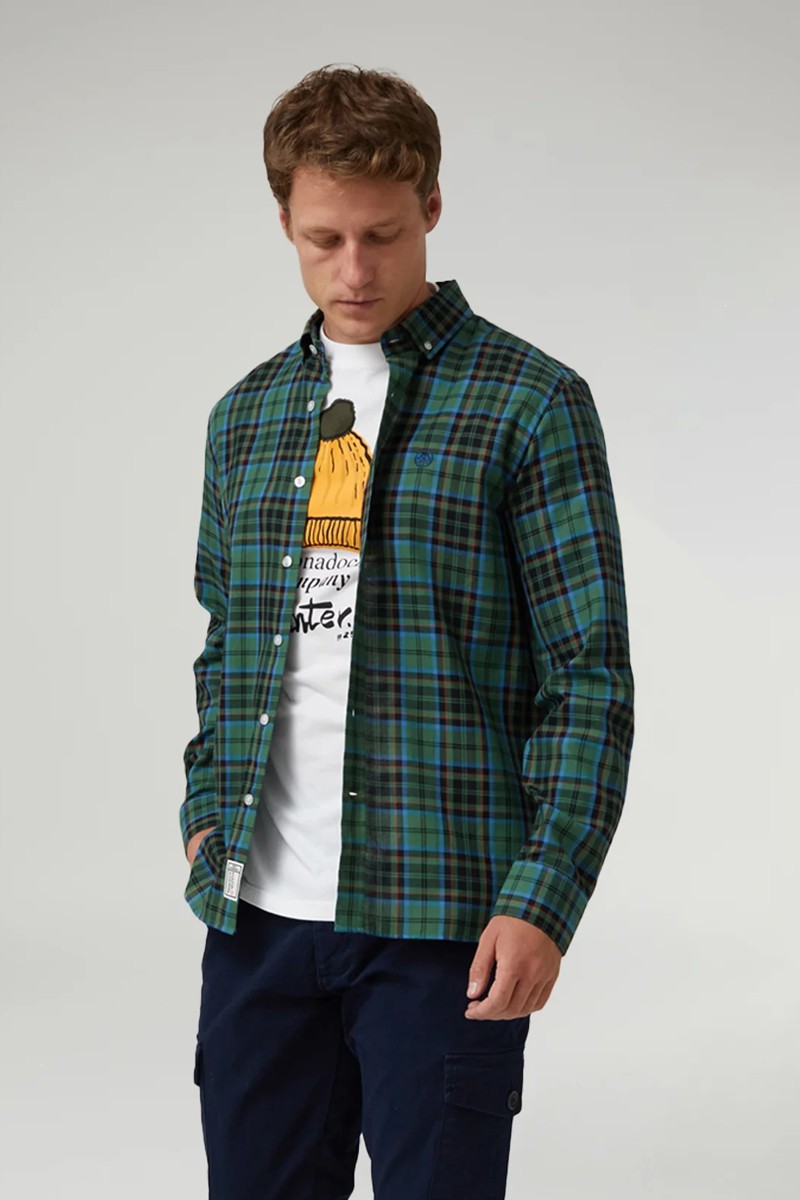  Camisa Altonadock de cuadros con tejido cómodo y corte clásico. Ideal para un estilo desenfadado, urbano y con carácter propio. 