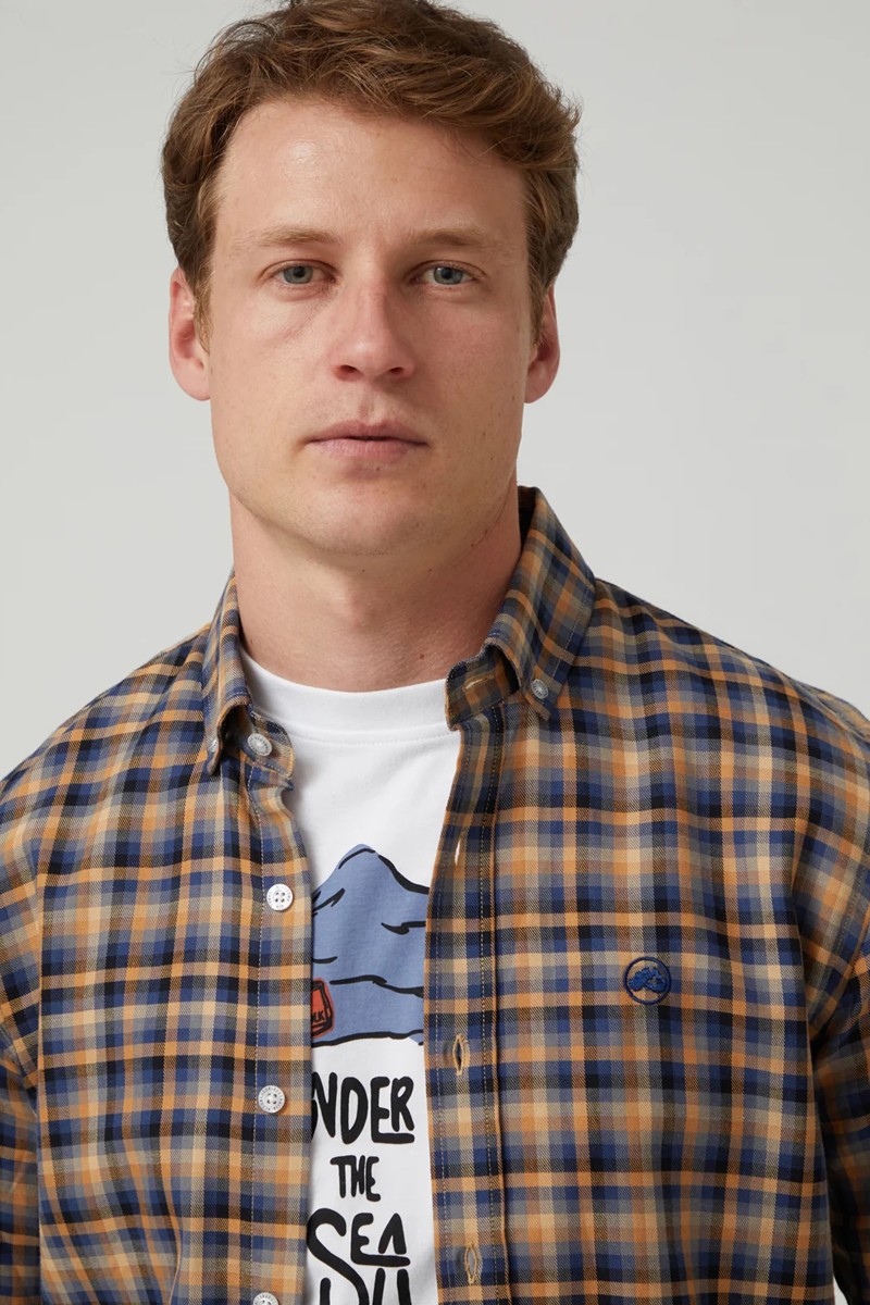  Camisa Altonadock de cuadros con tejido cómodo y corte clásico. Ideal para un estilo desenfadado, urbano y con carácter propio. 