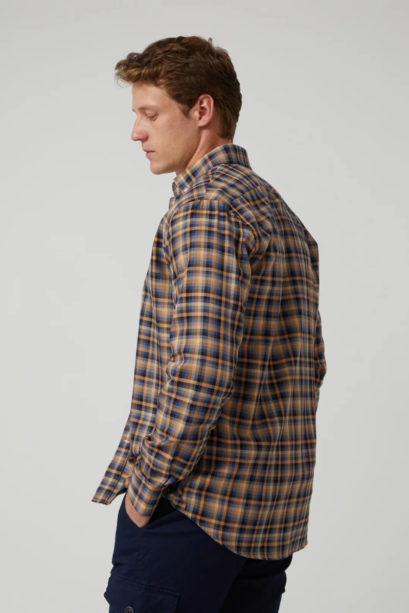  Camisa Altonadock de cuadros con tejido cómodo y corte clásico. Ideal para un estilo desenfadado, urbano y con carácter propio. 