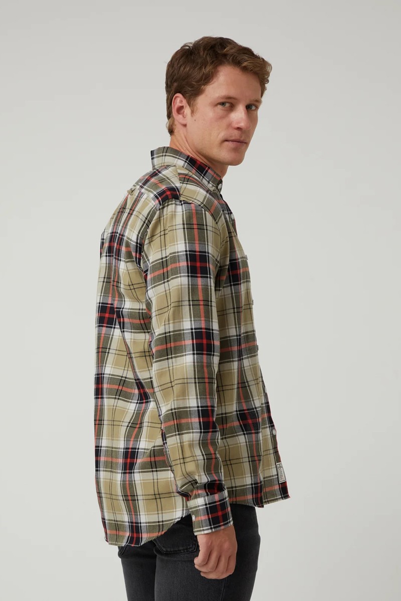  Camisa Altonadock de cuadros con tejido cómodo y corte clásico. Ideal para un estilo desenfadado, urbano y con carácter propio. 