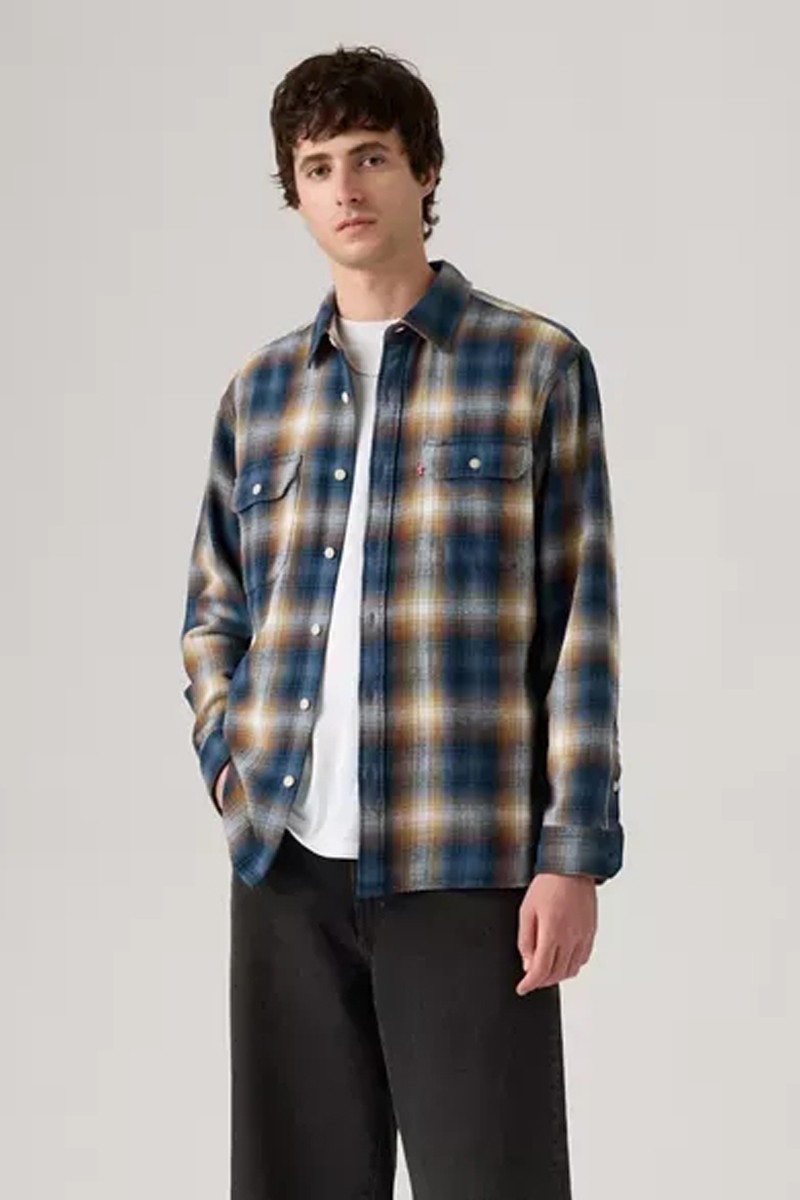  Camisa Levi’s de cuadros con tejido suave, corte clásico y estilo casual atemporal. Perfecta para combinar con vaqueros o chinos. 