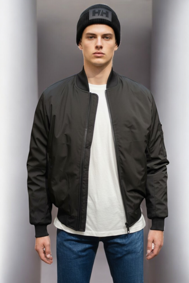  Cazadora técnica Schott con diseño urbano, tejido resistente y detalles funcionales. Ideal para el día a día o escapadas al aire libre. 