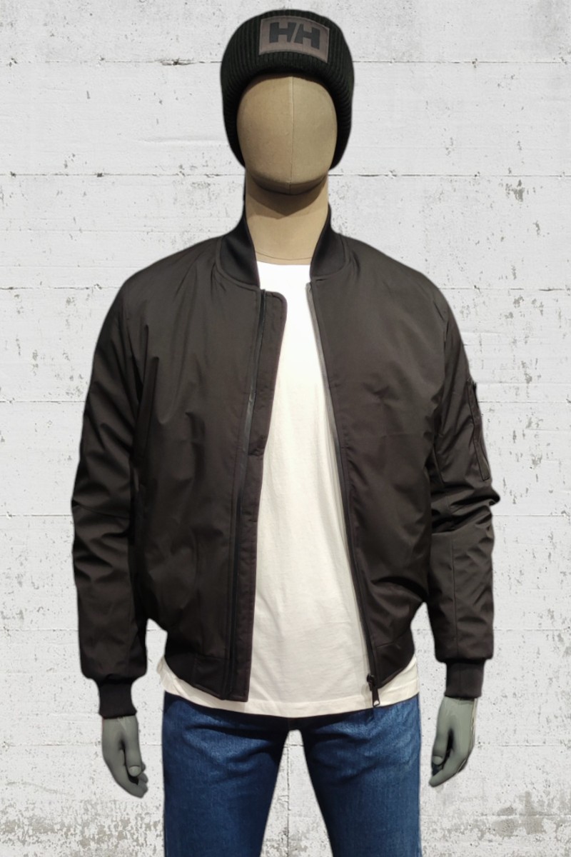  Cazadora técnica Schott con diseño urbano, tejido resistente y detalles funcionales. Ideal para el día a día o escapadas al aire libre.  2