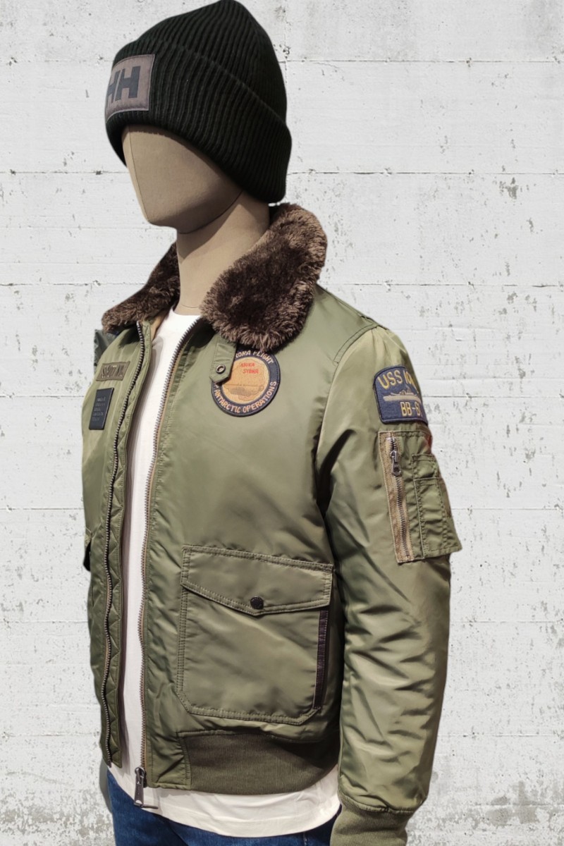  Cazadora técnica Schott con diseño urbano, tejido resistente y detalles funcionales. Ideal para el día a día o escapadas al aire libre. 