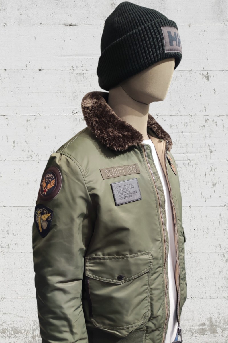  Cazadora técnica Schott con diseño urbano, tejido resistente y detalles funcionales. Ideal para el día a día o escapadas al aire libre. 