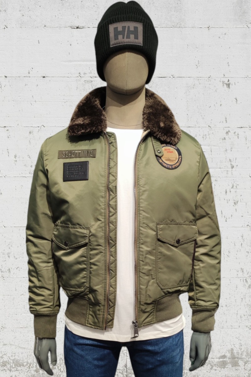  Cazadora técnica Schott con diseño urbano, tejido resistente y detalles funcionales. Ideal para el día a día o escapadas al aire libre. 