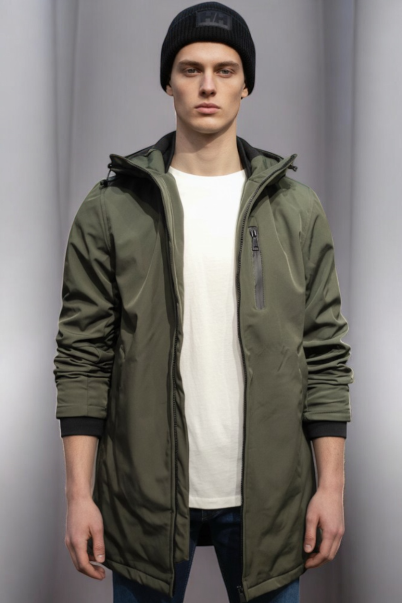  Cazadora técnica Schott con diseño urbano, tejido resistente y detalles funcionales. Ideal para el día a día o escapadas al aire libre. 