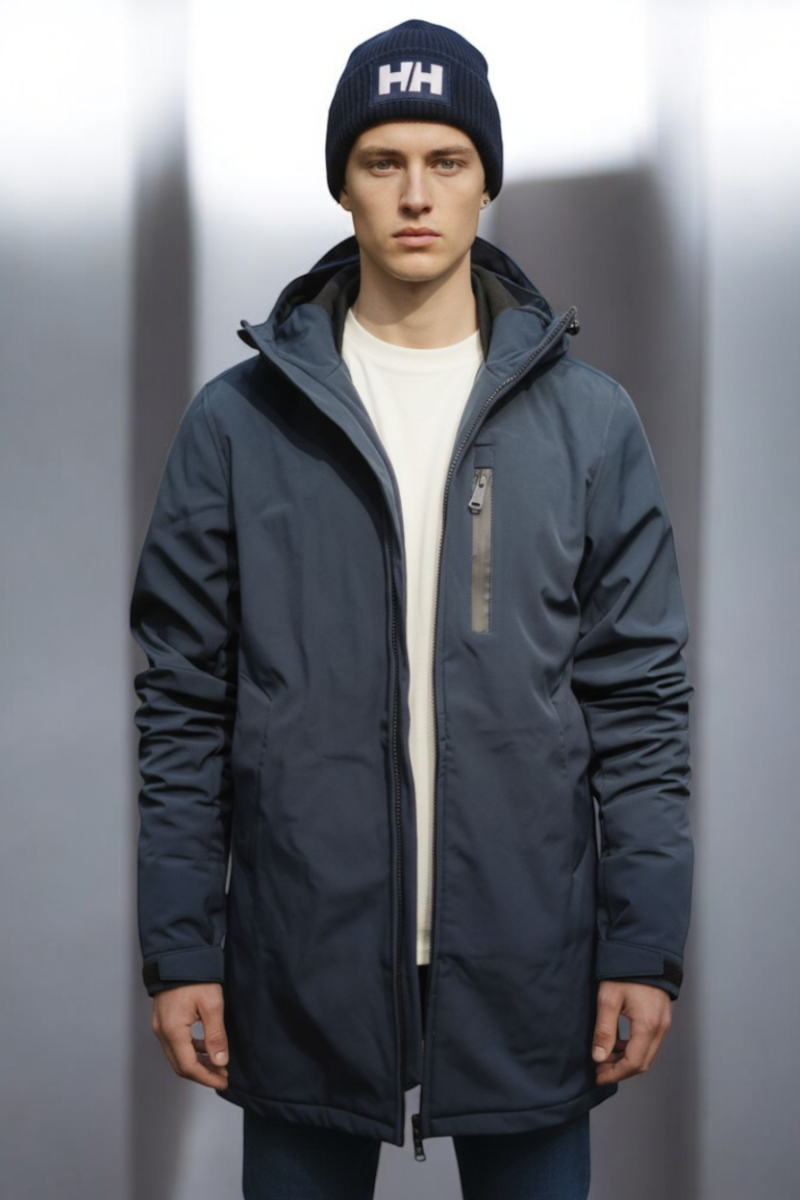  Cazadora técnica Schott con diseño urbano, tejido resistente y detalles funcionales. Ideal para el día a día o escapadas al aire libre. 