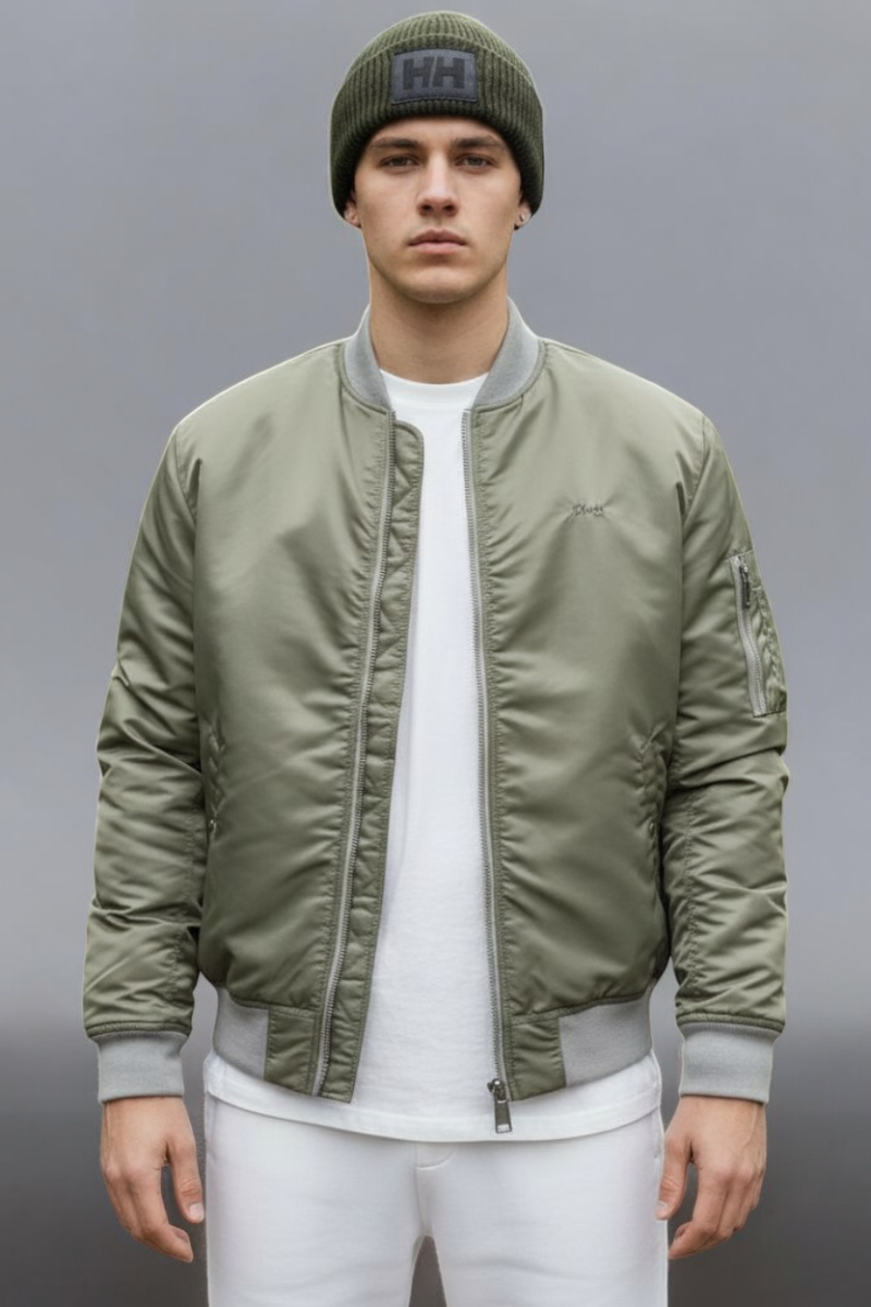  Cazadora técnica Schott con diseño urbano, tejido resistente y detalles funcionales. Ideal para el día a día o escapadas al aire libre. 