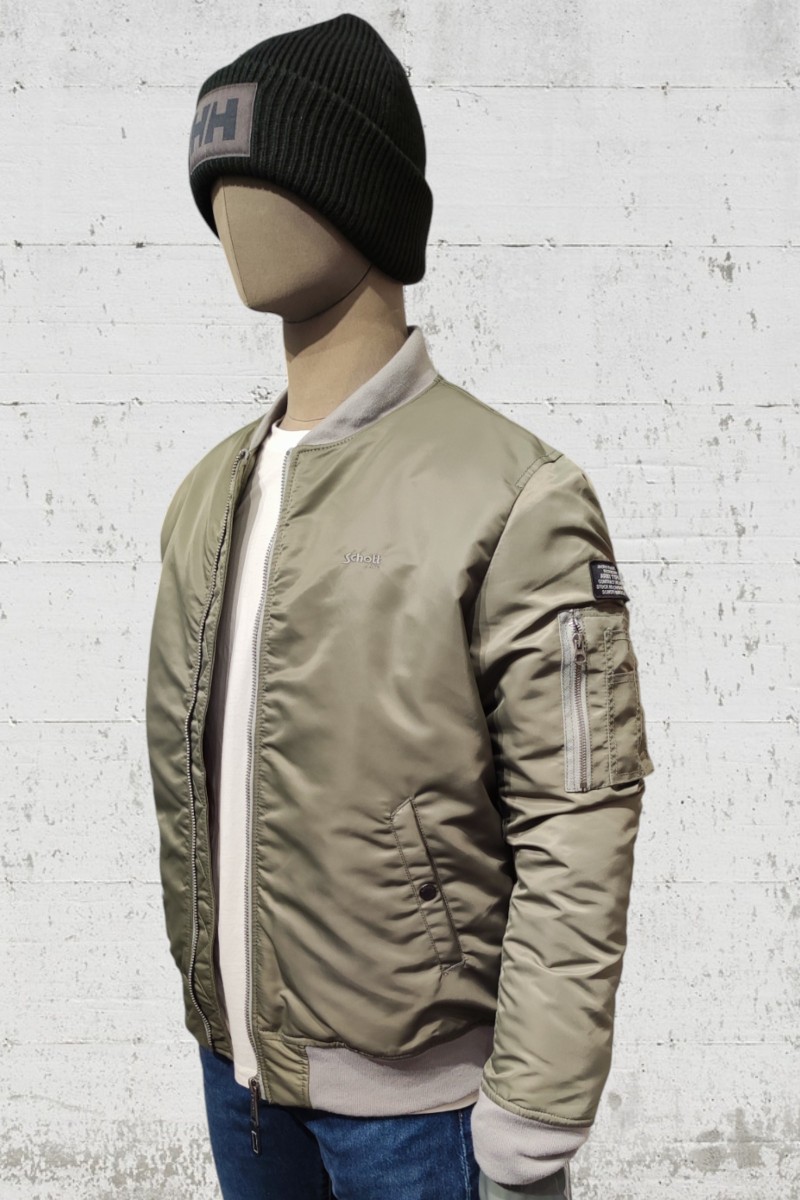  Cazadora técnica Schott con diseño urbano, tejido resistente y detalles funcionales. Ideal para el día a día o escapadas al aire libre. 