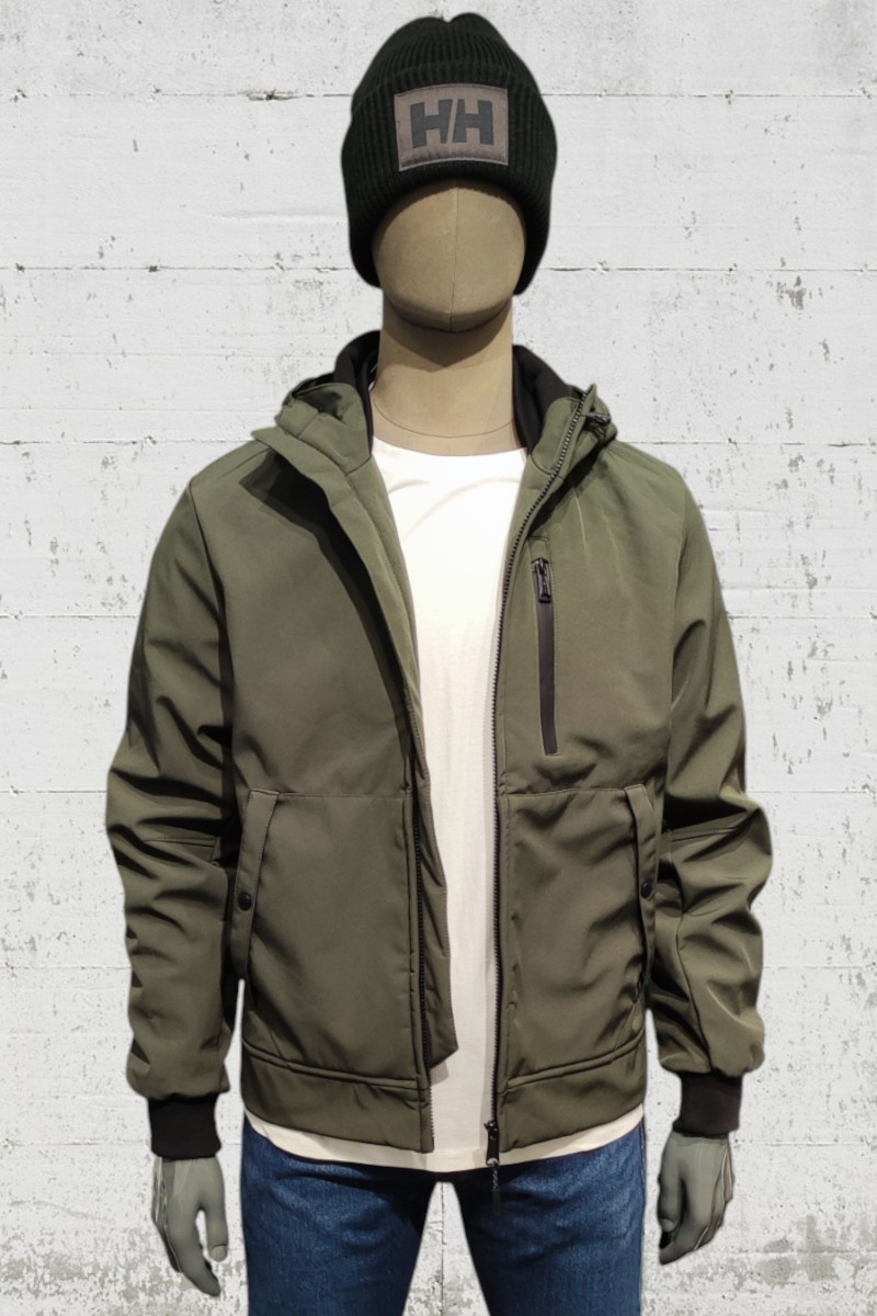  Cazadora técnica Schott con diseño urbano, tejido resistente y detalles funcionales. Ideal para el día a día o escapadas al aire libre.  2