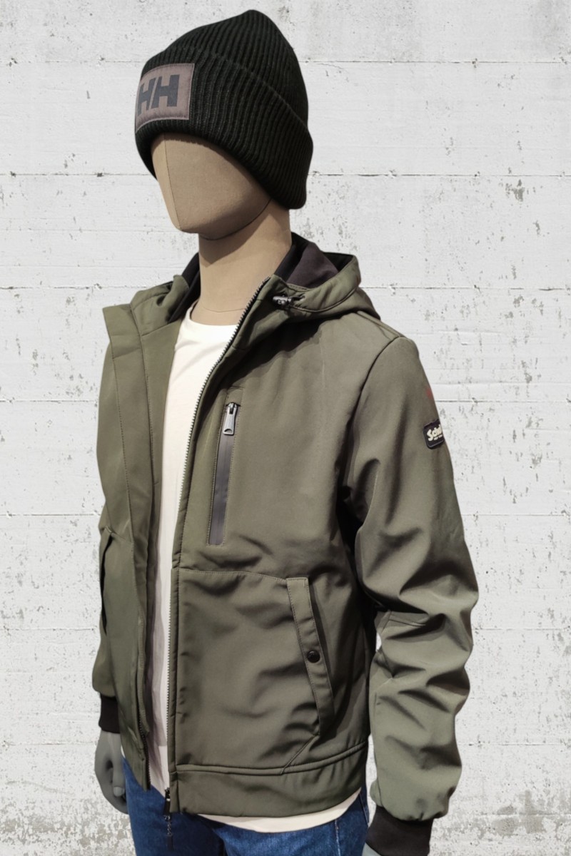  Cazadora técnica Schott con diseño urbano, tejido resistente y detalles funcionales. Ideal para el día a día o escapadas al aire libre. 