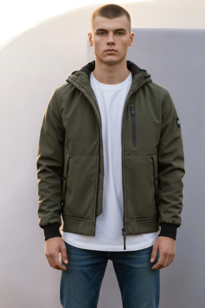  Cazadora técnica Schott con diseño urbano, tejido resistente y detalles funcionales. Ideal para el día a día o escapadas al aire libre. 