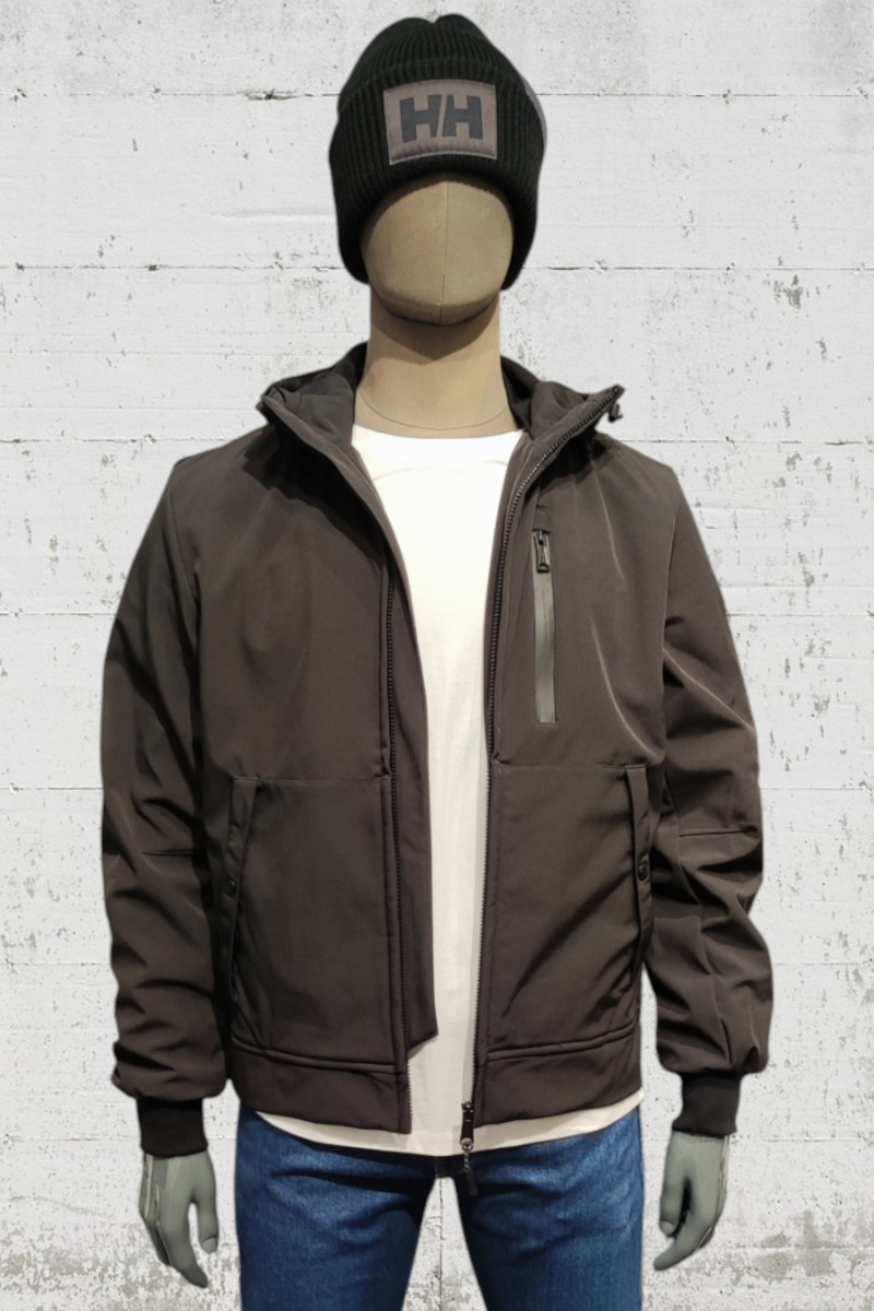  Cazadora técnica Schott con diseño urbano, tejido resistente y detalles funcionales. Ideal para el día a día o escapadas al aire libre.  2