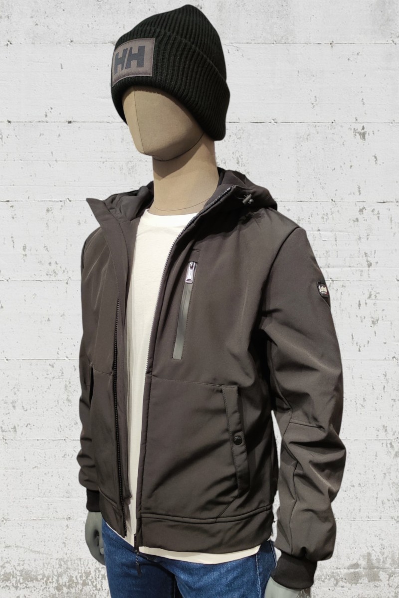  Cazadora técnica Schott con diseño urbano, tejido resistente y detalles funcionales. Ideal para el día a día o escapadas al aire libre. 