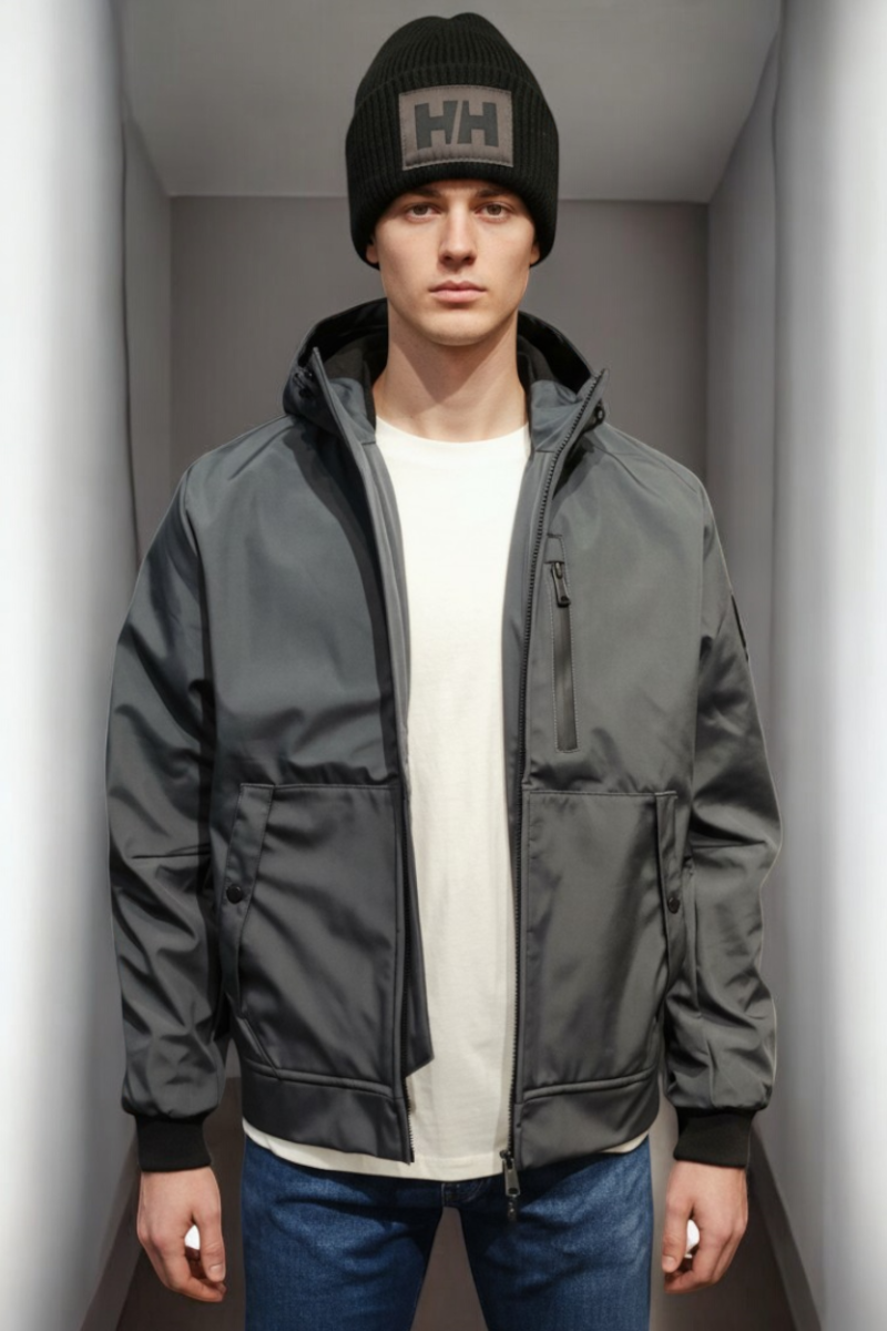  Cazadora técnica Schott con diseño urbano, tejido resistente y detalles funcionales. Ideal para el día a día o escapadas al aire libre. 