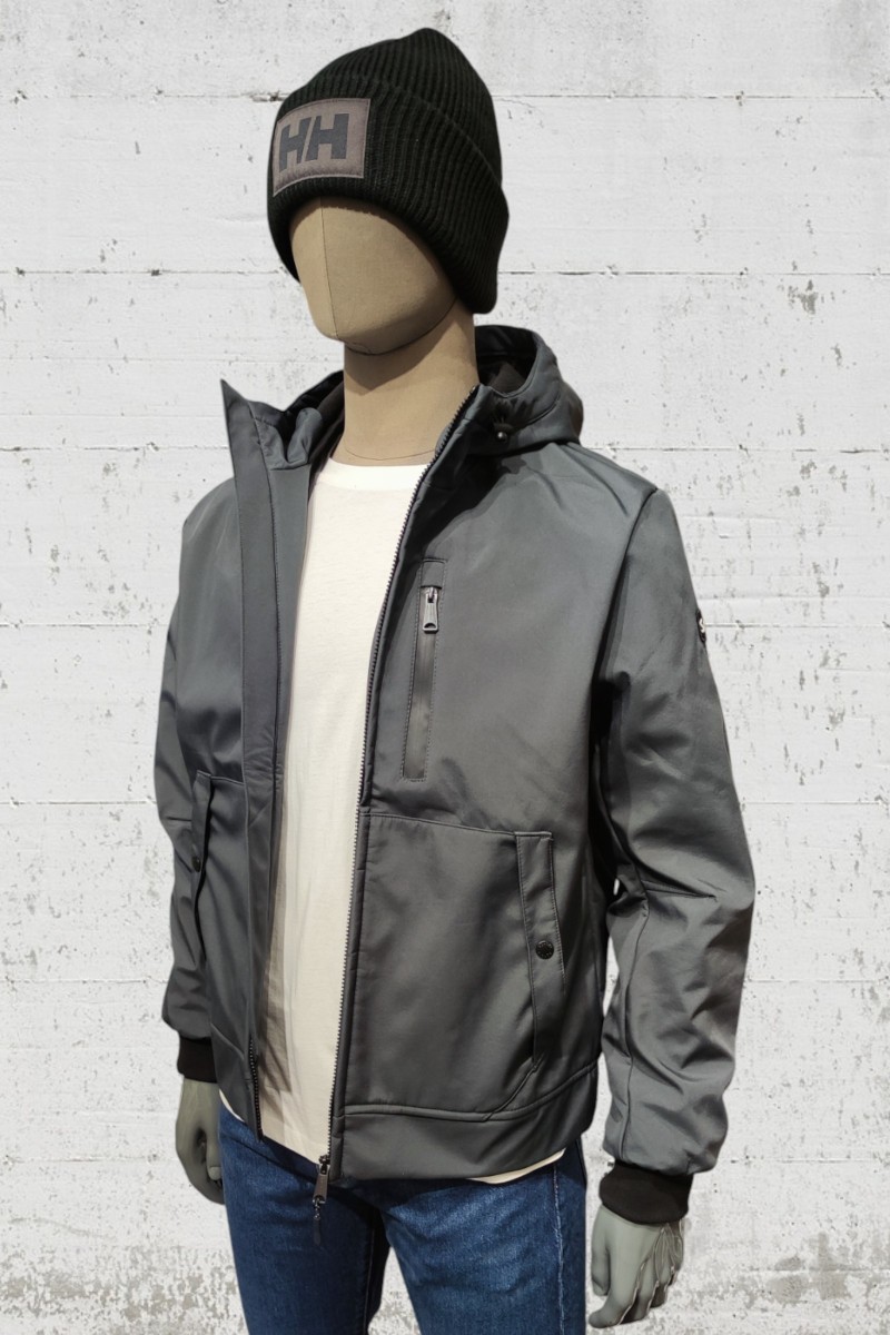  Cazadora técnica Schott con diseño urbano, tejido resistente y detalles funcionales. Ideal para el día a día o escapadas al aire libre. 