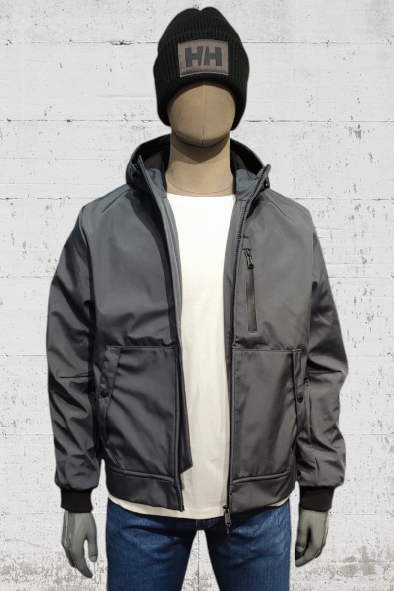  Cazadora técnica Schott con diseño urbano, tejido resistente y detalles funcionales. Ideal para el día a día o escapadas al aire libre. 