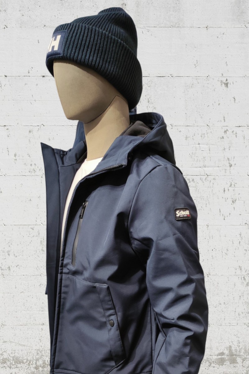  Cazadora técnica Schott con diseño urbano, tejido resistente y detalles funcionales. Ideal para el día a día o escapadas al aire libre. 