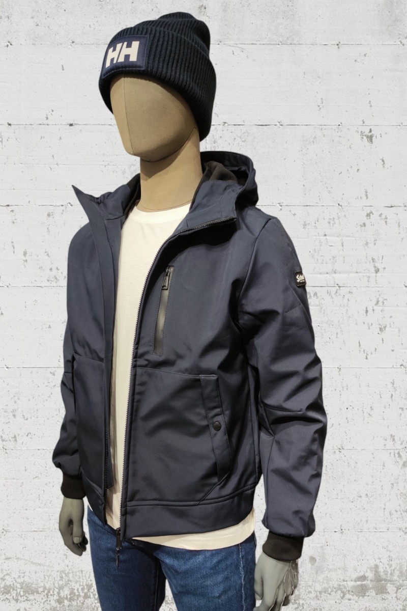  Cazadora técnica Schott con diseño urbano, tejido resistente y detalles funcionales. Ideal para el día a día o escapadas al aire libre. 