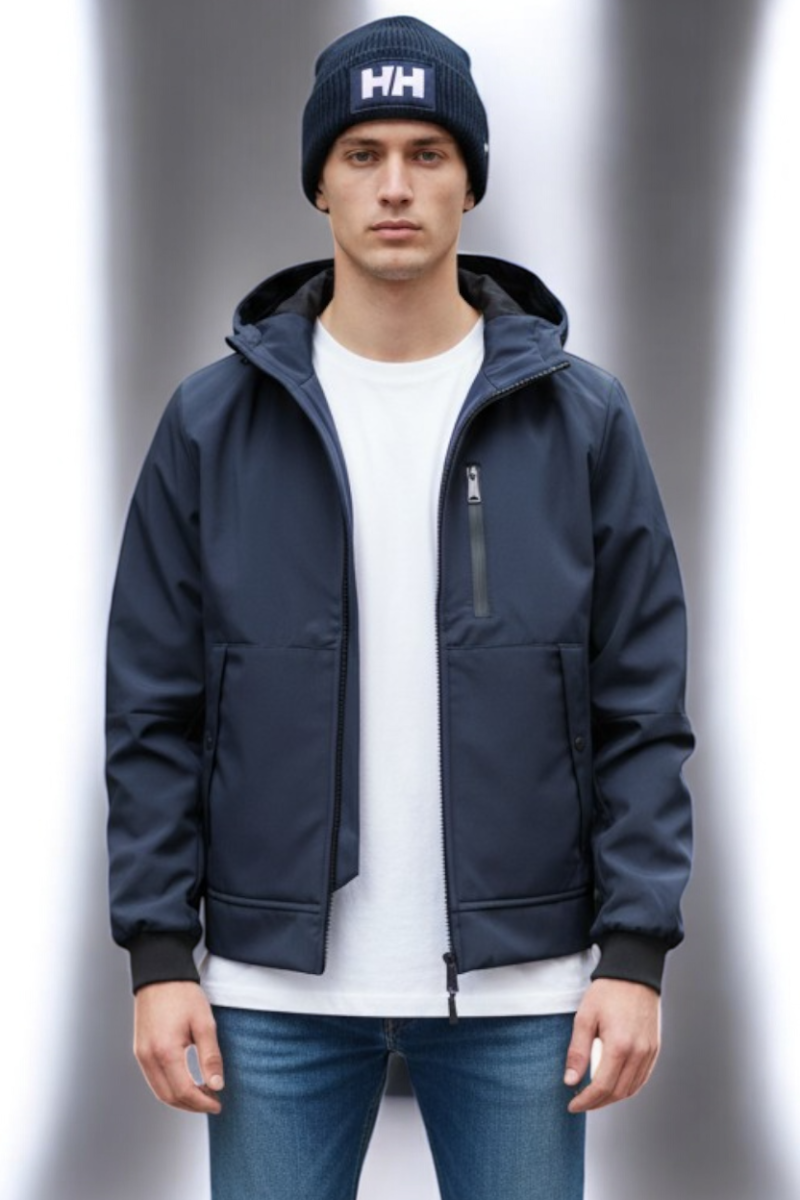  Cazadora técnica Schott con diseño urbano, tejido resistente y detalles funcionales. Ideal para el día a día o escapadas al aire libre. 