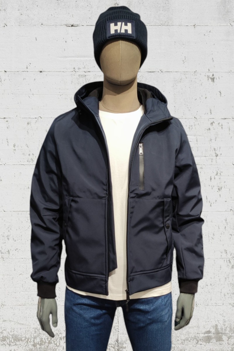  Cazadora técnica Schott con diseño urbano, tejido resistente y detalles funcionales. Ideal para el día a día o escapadas al aire libre.  2