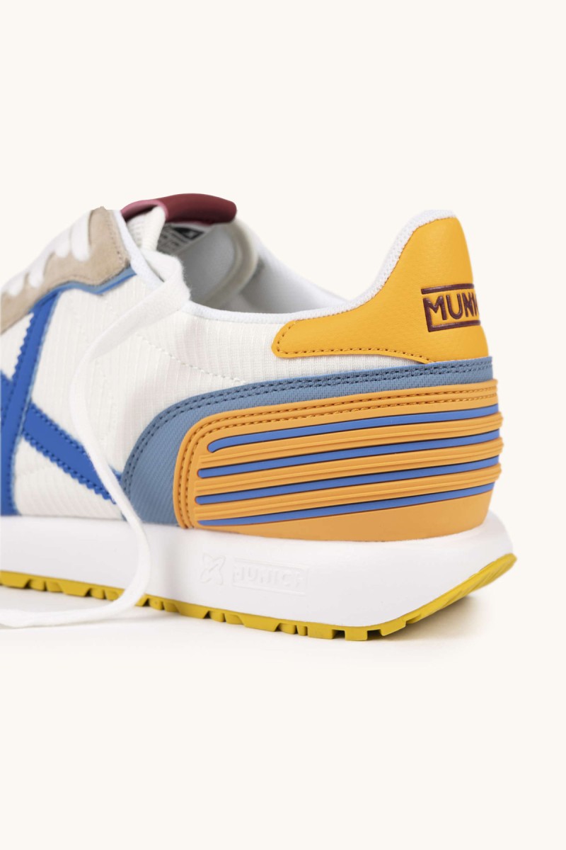  Zapatillas Munich Massana Club con diseño retro, mezcla de materiales y suela dentada. Estilo urbano cómodo y con personalidad. 
