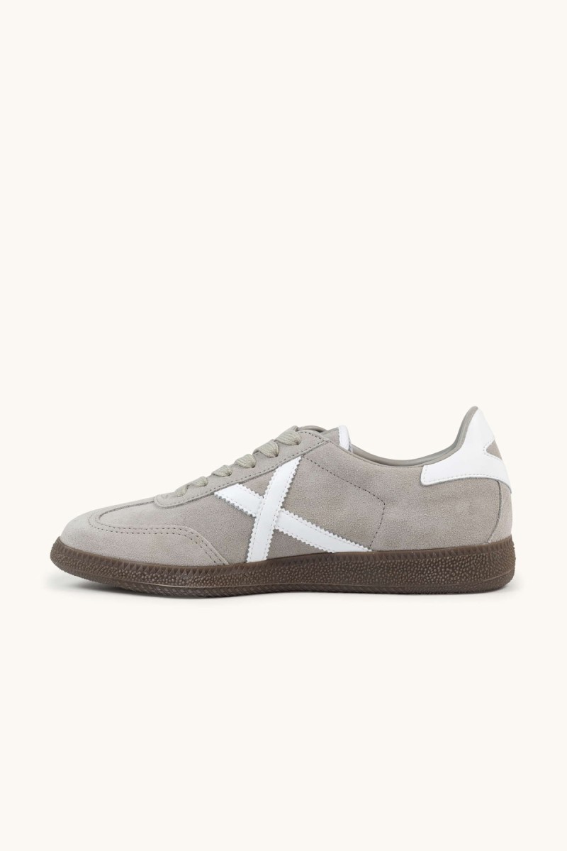  Zapatillas Munich Barru en serraje gris con suela caramelo y diseño retro. Estilo urbano, cómodo y atemporal para el día a día. 