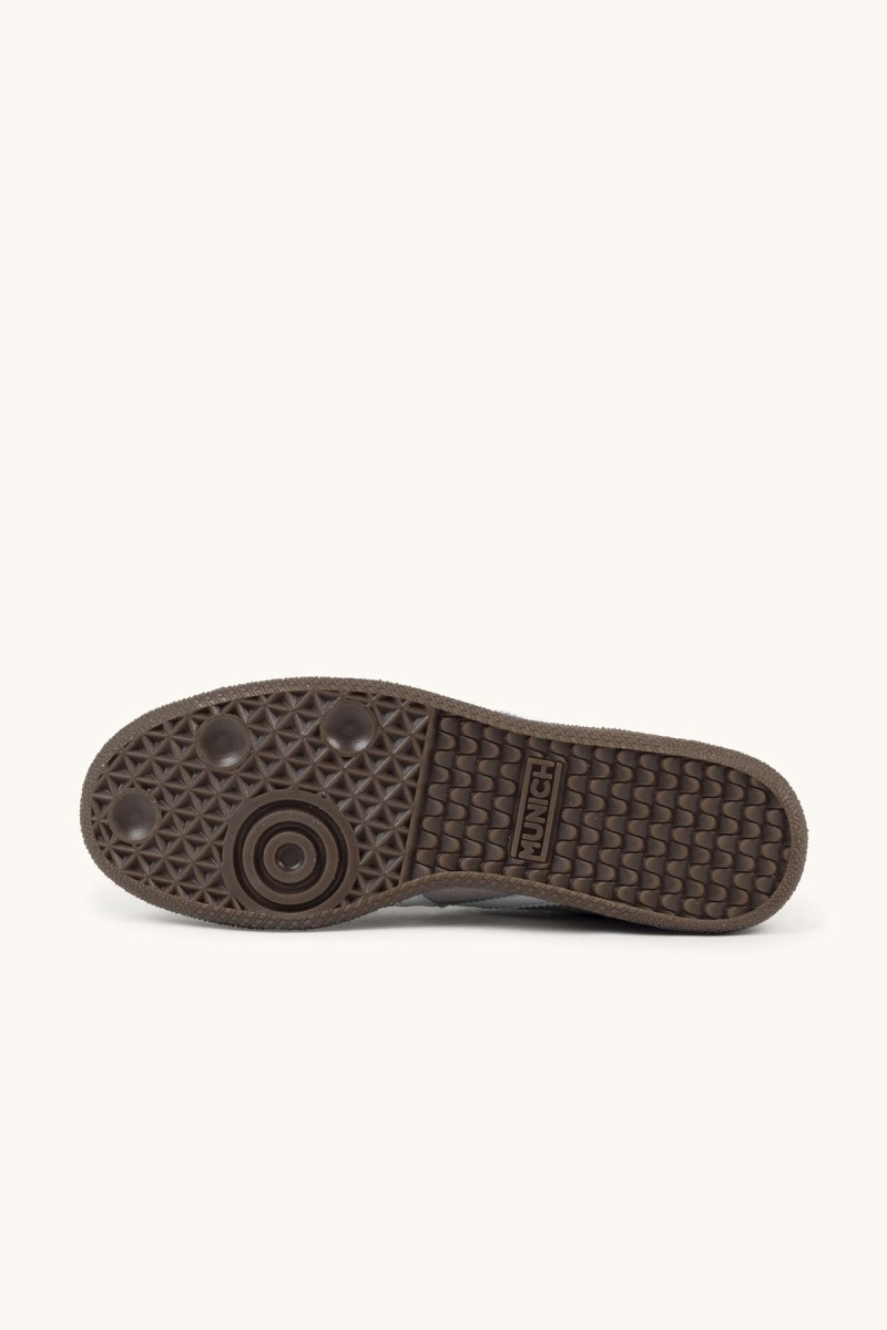  Zapatillas Munich Barru en serraje gris con suela caramelo y diseño retro. Estilo urbano, cómodo y atemporal para el día a día. 