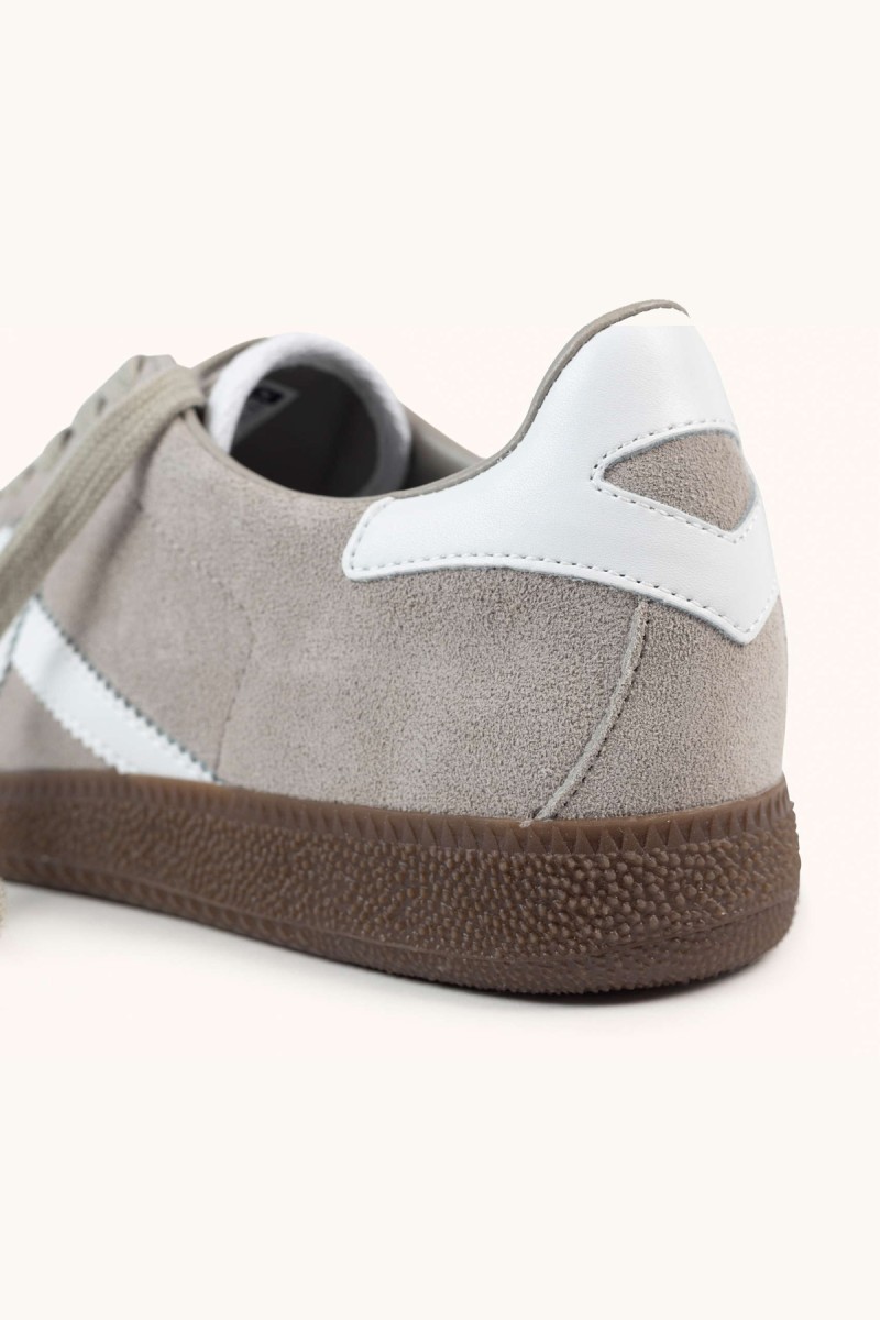  Zapatillas Munich Barru en serraje gris con suela caramelo y diseño retro. Estilo urbano, cómodo y atemporal para el día a día. 