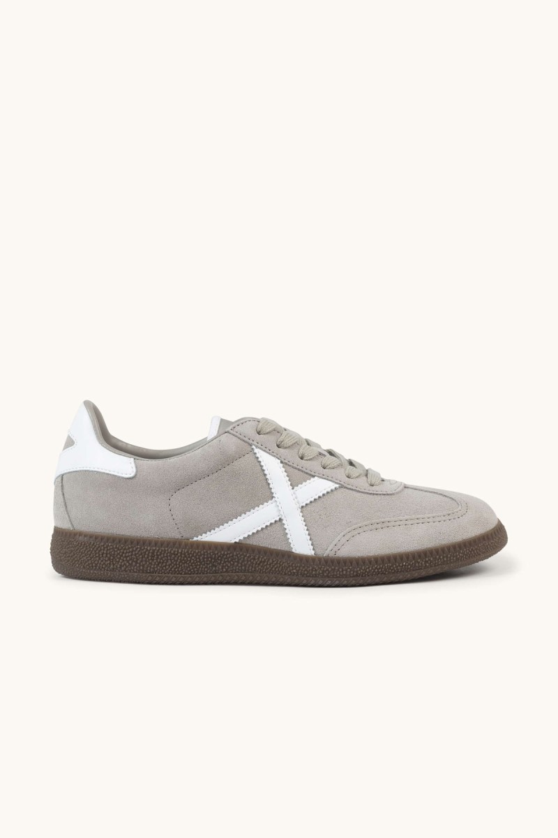  Zapatillas Munich Barru en serraje gris con suela caramelo y diseño retro. Estilo urbano, cómodo y atemporal para el día a día. 
