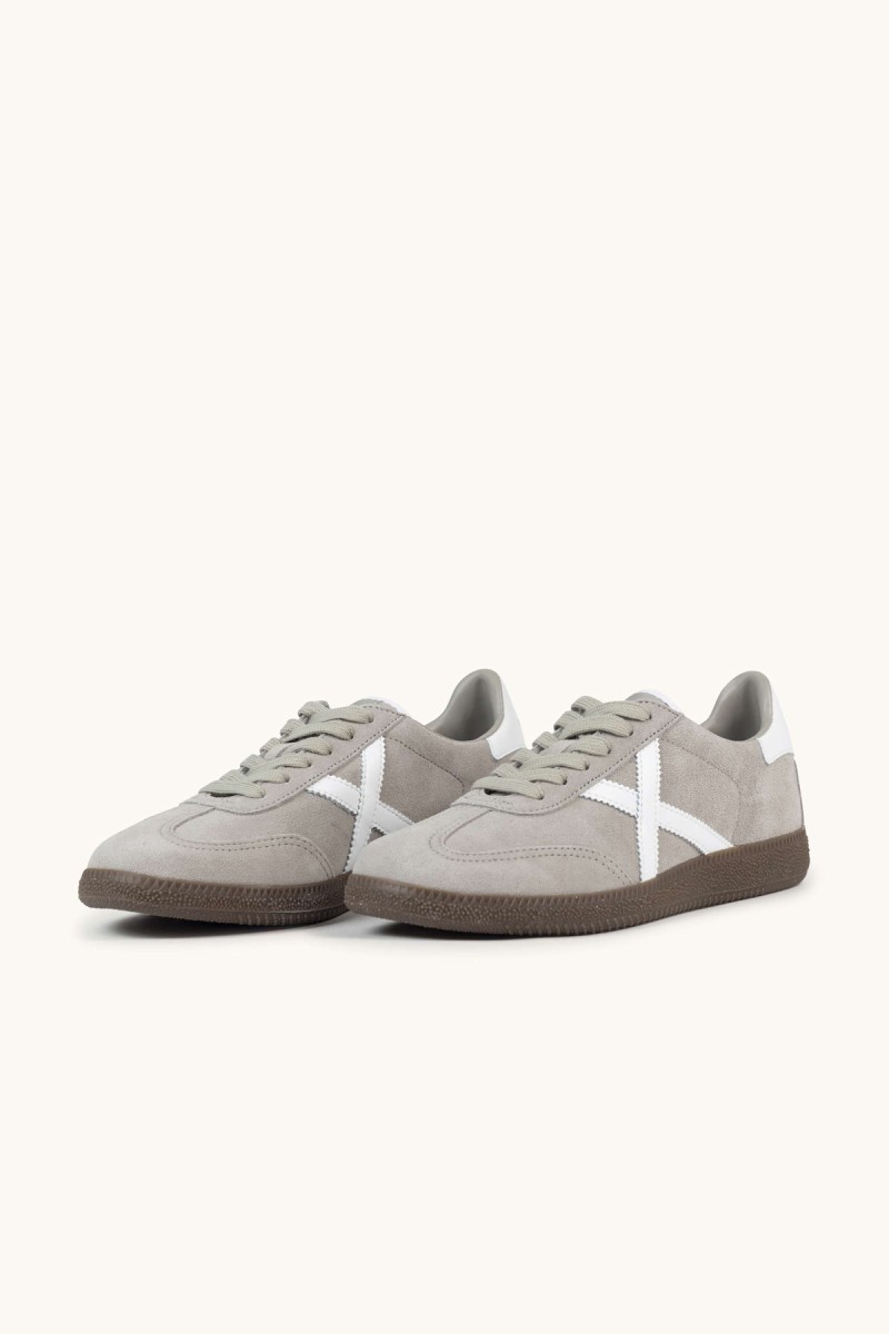  Zapatillas Munich Barru en serraje gris con suela caramelo y diseño retro. Estilo urbano, cómodo y atemporal para el día a día. 