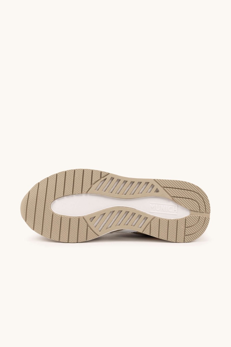  Zapatillas Munich en tonos tierra con detalles en mostaza, perfectas para looks urbanos versátiles y cómodos en el día a día. 