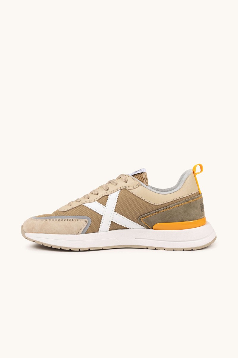  Zapatillas Munich en tonos tierra con detalles en mostaza, perfectas para looks urbanos versátiles y cómodos en el día a día.  2