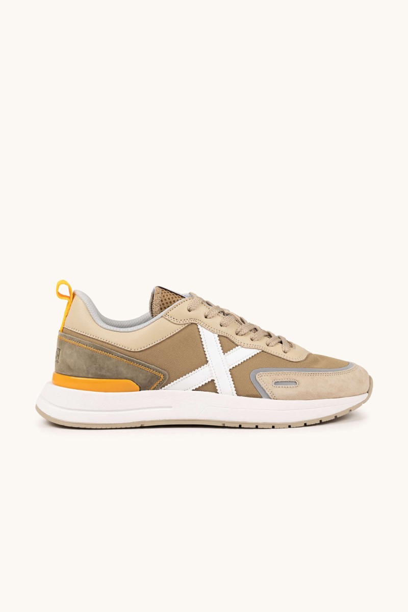  Zapatillas Munich en tonos tierra con detalles en mostaza, perfectas para looks urbanos versátiles y cómodos en el día a día. 