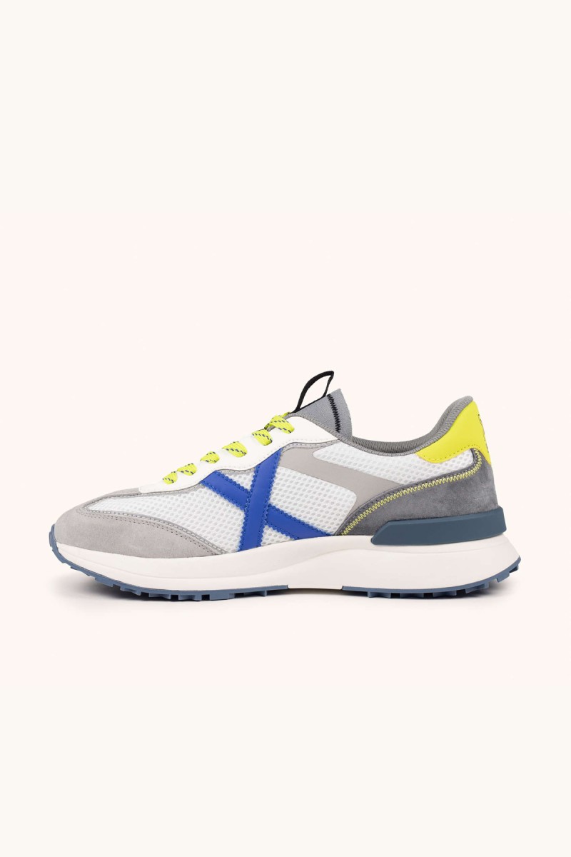  Zapatillas Munich en blanco y gris con detalles flúor, ideales para looks urbanos modernos con comodidad y estilo diario.  2