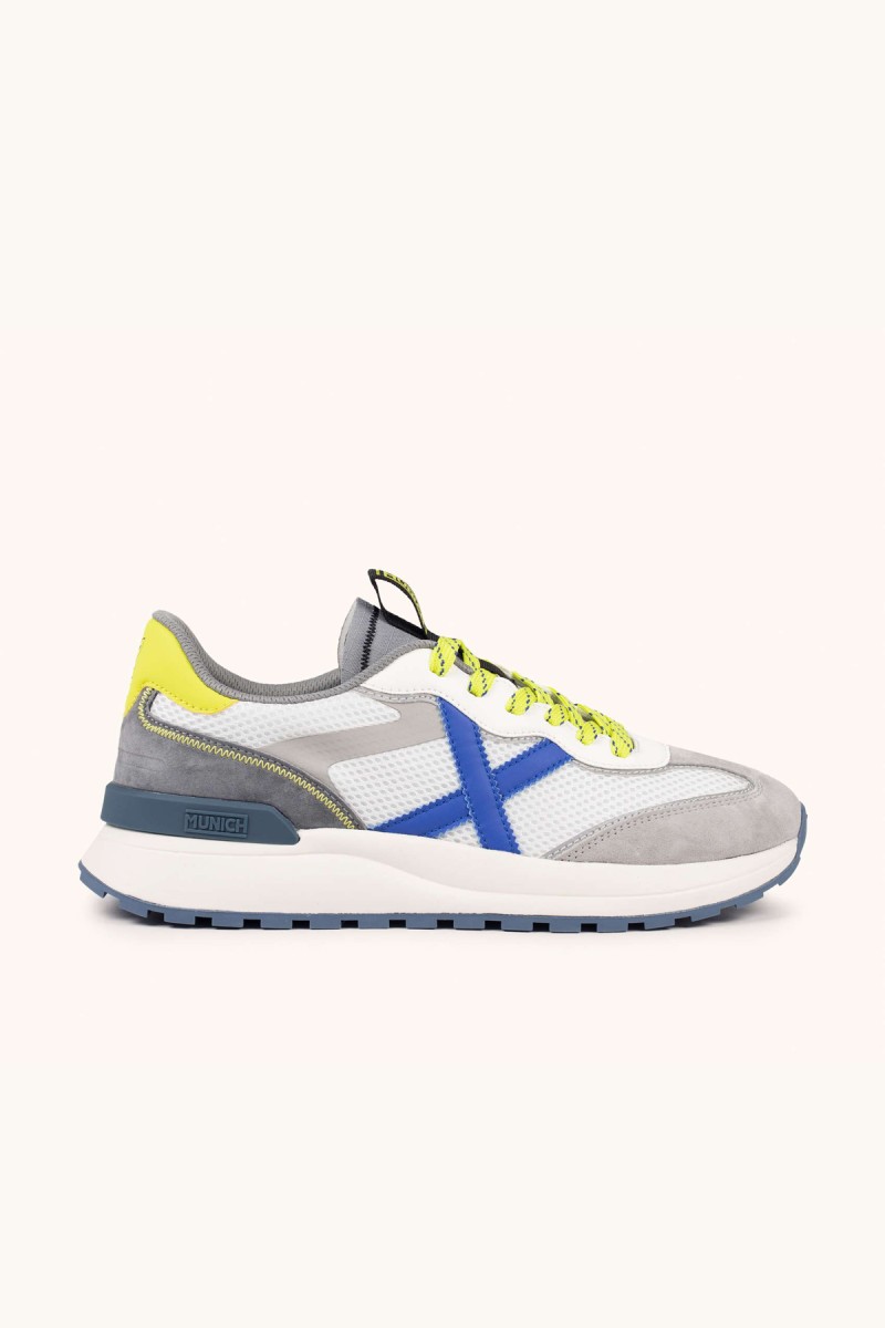  Zapatillas Munich en blanco y gris con detalles flúor, ideales para looks urbanos modernos con comodidad y estilo diario. 