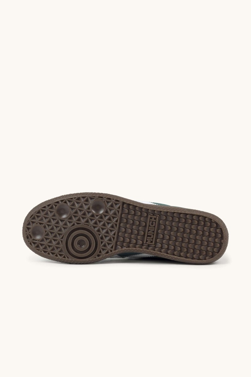  Zapatillas Munich en piel verde con estilo retro, ideales para looks urbanos con personalidad y comodidad diaria. 