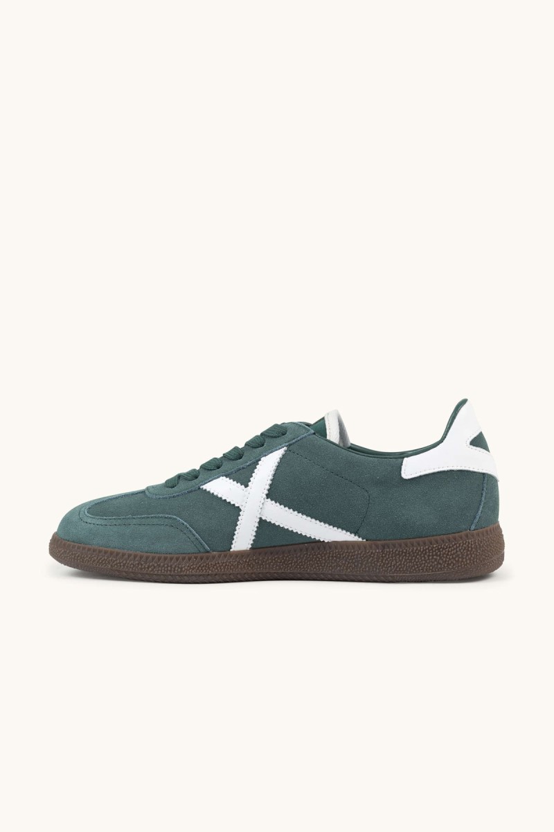  Zapatillas Munich en piel verde con estilo retro, ideales para looks urbanos con personalidad y comodidad diaria. 
