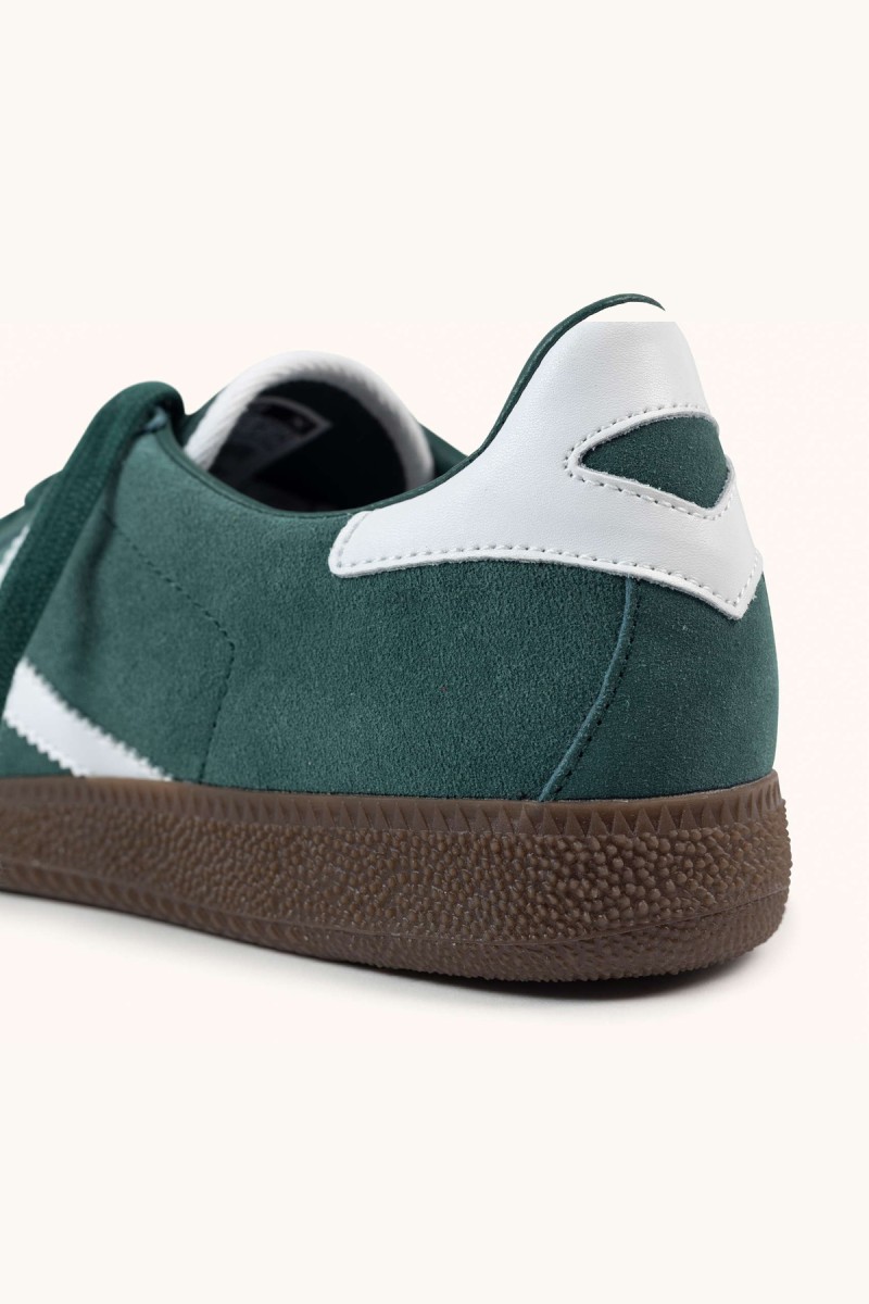  Zapatillas Munich en piel verde con estilo retro, ideales para looks urbanos con personalidad y comodidad diaria. 