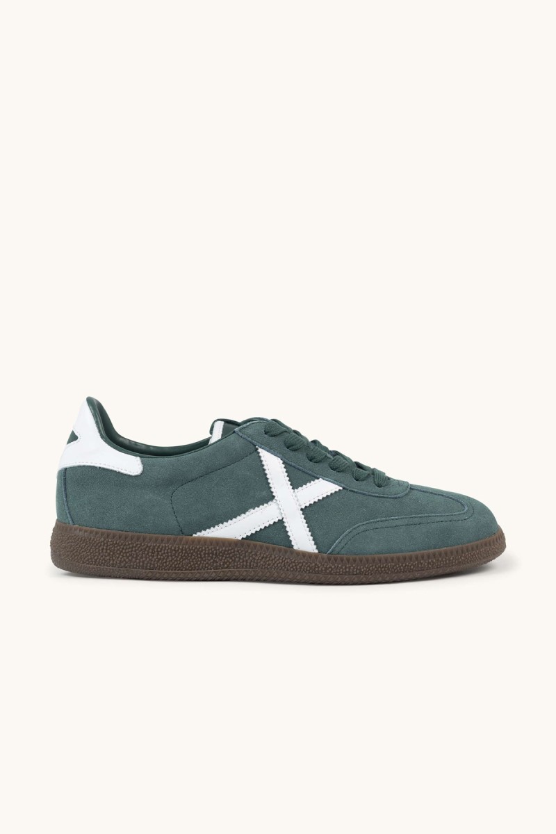  Zapatillas Munich en piel verde con estilo retro, ideales para looks urbanos con personalidad y comodidad diaria. 