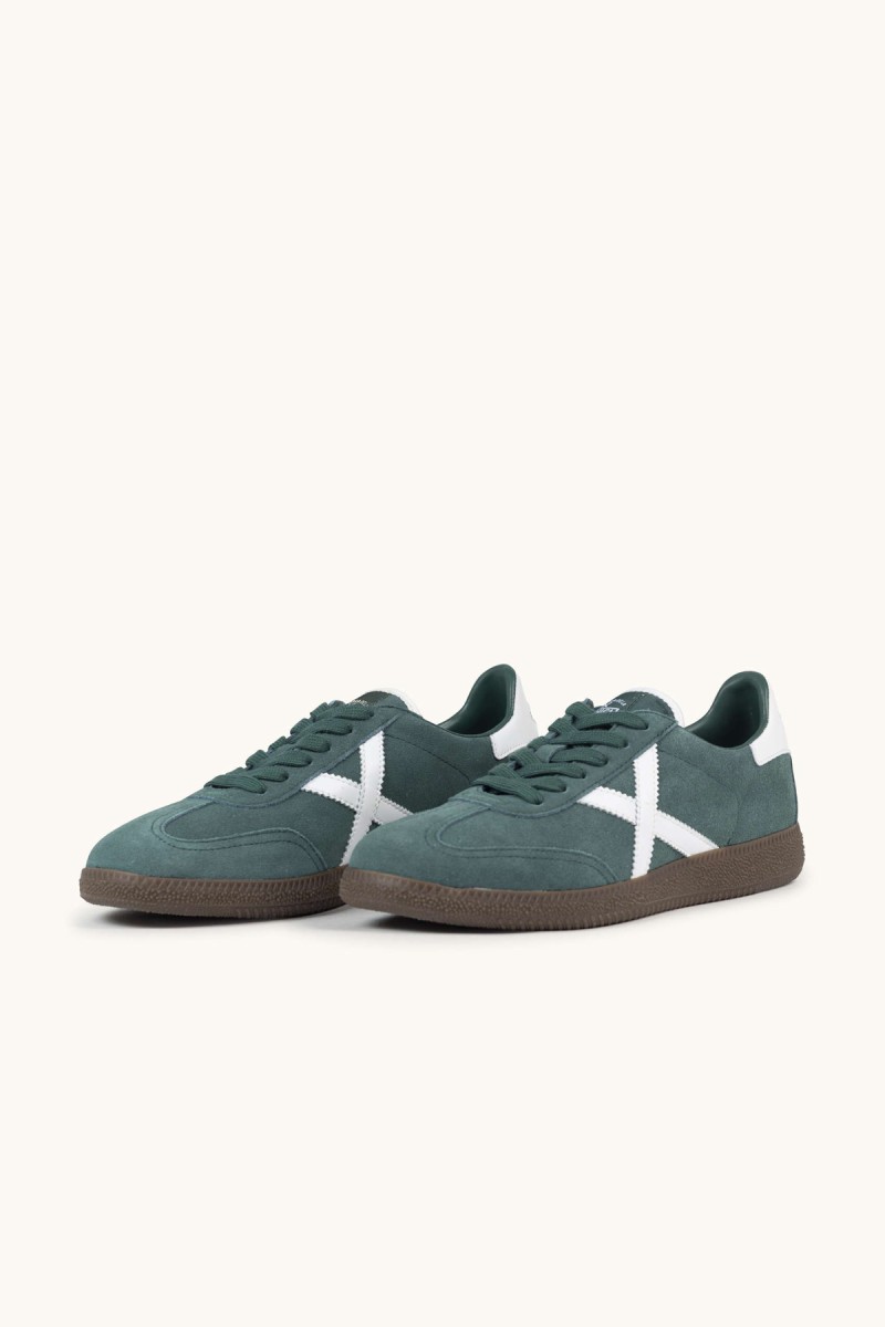  Zapatillas Munich en piel verde con estilo retro, ideales para looks urbanos con personalidad y comodidad diaria. 